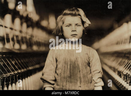 Junge Mädchen, die als Spinner in Globus Cotton Mill, Kopf und Schultern Portrait, Augusta, Georgia, USA, Lewis Hine für nationale Kinderarbeit Ausschuss, Januar 1909 Stockfoto