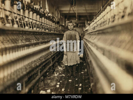 Junge Spinner, in voller Länge Porträt, Globus Cotton Mill, Augusta, Georgia, USA, Lewis Hine für nationale Kinderarbeit Ausschuss, Januar 1909 Stockfoto