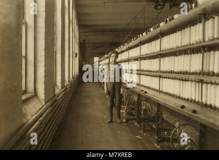 Jo Bodeon "Rücken Roper' in Maultier Zimmer, Chace Cotton Mill, Burlington, Vermont, USA, Lewis Hine für nationale Kinderarbeit Ausschuss, Mai 1909 Stockfoto