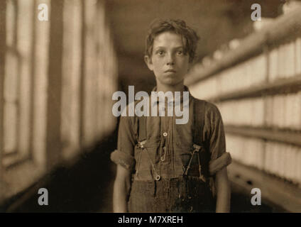 Jo Bodeon "Rücken Roper' in Maultier Zimmer, halber Länge Porträt, Chace Cotton Mill, Burlington, Vermont, USA, Lewis Hine für nationale Kinderarbeit Ausschuss, Mai 1909 Stockfoto