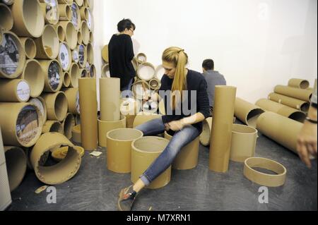 Mailand (Italien), wokshop Für den Eigenbau von Möbeln mit karton röhren von industriellen Abfällen durch Arcò studio, Architektur & Zusammenarbeit organisiert Stockfoto