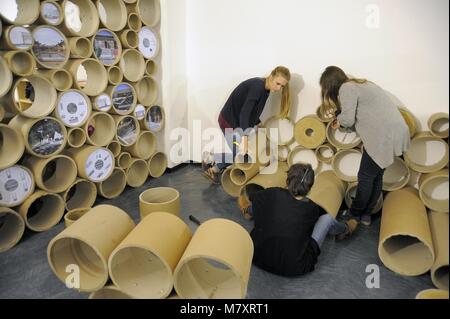 Mailand (Italien), wokshop Für den Eigenbau von Möbeln mit karton röhren von industriellen Abfällen durch Arcò studio, Architektur & Zusammenarbeit organisiert Stockfoto
