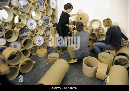 Mailand (Italien), wokshop Für den Eigenbau von Möbeln mit karton röhren von industriellen Abfällen durch Arcò studio, Architektur & Zusammenarbeit organisiert Stockfoto