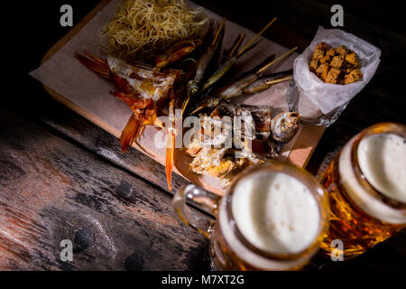 Sortierte Bier Snacks mit Bierkrügen Stockfoto
