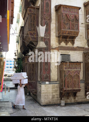 Das Leben auf der Straße, Architektur und beeindruckenden alten Häuser mit Erkerfenster und mashrabya in Al Balad, Jeddah, Saudi-Arabien Stockfoto