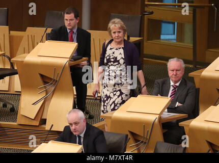 MSP-Mark McDonald (links) sitzt an der Rückseite der Kammer nach seiner Rückkehr zum schottischen Parlament in Edinburgh nach seinem Rücktritt von seinem ministeriellen Rolle und die SNP nach der Aufnahme unangemessenes Verhalten gegenüber Frauen. Stockfoto