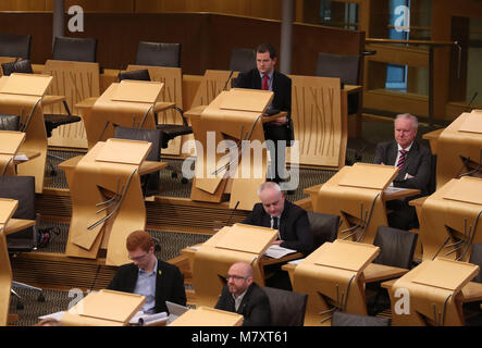 MSP-Mark McDonald sitzt an der Rückseite der Kammer nach seiner Rückkehr zum schottischen Parlament in Edinburgh nach seinem Rücktritt von seinem ministeriellen Rolle und die SNP nach der Aufnahme unangemessenes Verhalten gegenüber Frauen. Stockfoto