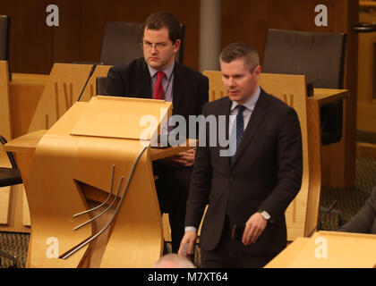 MSP-Mark McDonald sitzt an der Rückseite der Kammer nach seiner Rückkehr zum schottischen Parlament in Edinburgh nach seinem Rücktritt von seinem ministeriellen Rolle und die SNP nach der Aufnahme unangemessenes Verhalten gegenüber Frauen. Stockfoto