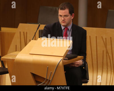 MSP-Mark McDonald sitzt an der Rückseite der Kammer nach seiner Rückkehr zum schottischen Parlament in Edinburgh nach seinem Rücktritt von seinem ministeriellen Rolle und die SNP nach der Aufnahme unangemessenes Verhalten gegenüber Frauen. Stockfoto