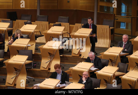 MSP-Mark McDonald sitzt an der Rückseite der Kammer nach seiner Rückkehr zum schottischen Parlament in Edinburgh nach seinem Rücktritt von seinem ministeriellen Rolle und die SNP nach der Aufnahme unangemessenes Verhalten gegenüber Frauen. Stockfoto