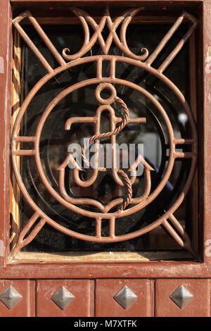 Braune Holztür mit anker detail in schmiedeeiserne Tür in Alicante, Spanien. Stockfoto