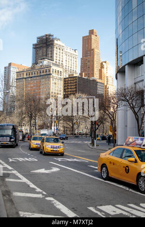 Stadt Straße mit Yellow Cab, NYC, Frühling 2017 Stockfoto