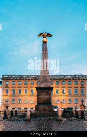 Helsinki, Finnland. Alte Stele Empress (1835) am Bahndamm in Helsinki am Abend oder in der Nacht die Beleuchtung. Berühmte beliebter Ort Stockfoto