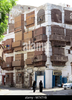 Das Leben auf der Straße, Architektur und beeindruckenden alten Häuser mit Erkerfenster und mashrabya in Al Balad, Jeddah, Saudi-Arabien Stockfoto