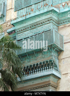 Das Leben auf der Straße, Architektur und beeindruckenden alten Häuser mit Erkerfenster und mashrabya in Al Balad, Jeddah, Saudi-Arabien Stockfoto