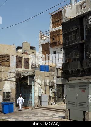 Das Leben auf der Straße, Architektur und beeindruckenden alten Häuser mit Erkerfenster und mashrabya in Al Balad, Jeddah, Saudi-Arabien Stockfoto