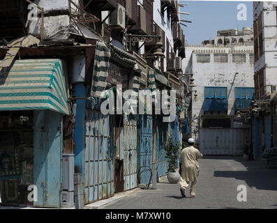 Das Leben auf der Straße, Architektur und beeindruckenden alten Häuser mit Erkerfenster und mashrabya in Al Balad, Jeddah, Saudi-Arabien Stockfoto