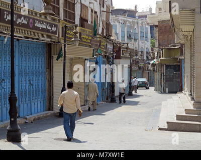 Das Leben auf der Straße, Architektur und beeindruckenden alten Häuser mit Erkerfenster und mashrabya in Al Balad, Jeddah, Saudi-Arabien Stockfoto