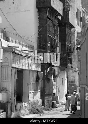 Das Leben auf der Straße, Architektur und beeindruckenden alten Häuser mit Erkerfenster und mashrabya in Al Balad, Jeddah, Saudi-Arabien Stockfoto