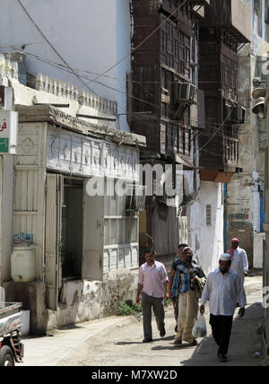 Das Leben auf der Straße, Architektur und beeindruckenden alten Häuser mit Erkerfenster und mashrabya in Al Balad, Jeddah, Saudi-Arabien Stockfoto