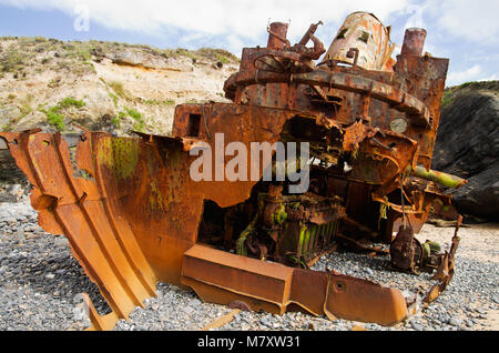 Close up stern Blick auf pusher Boot Wrack am Strand inmitten von Klippen. Das Wrack hat viele Jahre und das Boot, entkernt und in Stücke verrostet. Vila N Stockfoto
