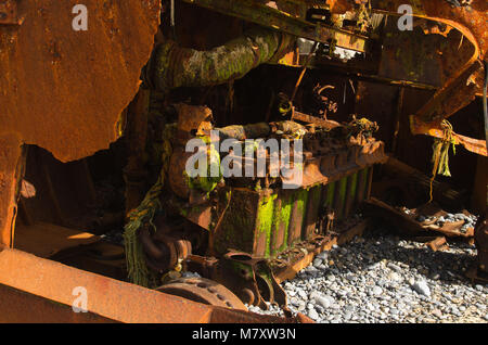 Die großen, alt und verrostet Motor eines zerstörten Drücker Boot Wrack am Strand. Vila Nova de Milfontes, Portugal. Stockfoto