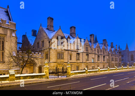 Magdalen College Gebäude entlang der High Street im Schnee am frühen Morgen vor der Morgendämmerung. Oxford, Oxfordshire, England Stockfoto