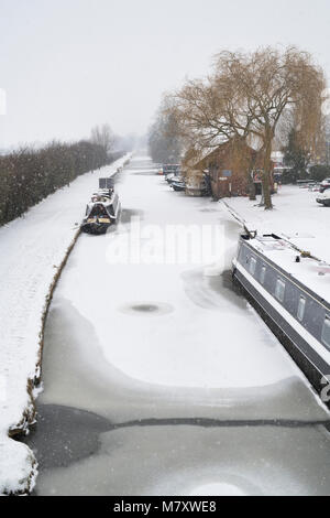 Narrowboats auf der Oxford Canal an Aynho Wharf im Winter Schnee. Aynho, Oxfordshire, England Stockfoto