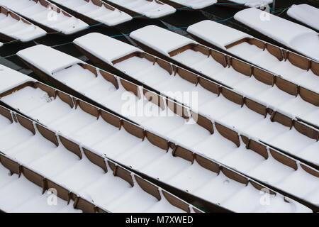 Stocherkähne im Schnee auf dem Fluss Cherwell neben Magdalen Bridge in den frühen Morgenstunden abgedeckt. Oxford, Oxfordshire, England Stockfoto