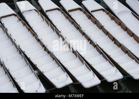 Stocherkähne im Schnee auf dem Fluss Cherwell neben Magdalen Bridge in den frühen Morgenstunden abgedeckt. Oxford, Oxfordshire, England Stockfoto