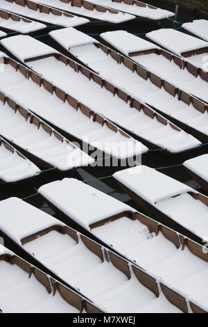 Stocherkähne im Schnee auf dem Fluss Cherwell neben Magdalen Bridge in den frühen Morgenstunden abgedeckt. Oxford, Oxfordshire, England Stockfoto