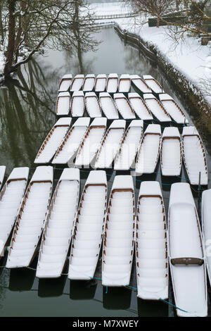 Stocherkähne im Schnee auf dem Fluss Cherwell neben Magdalen Bridge in den frühen Morgenstunden abgedeckt. Oxford, Oxfordshire, England Stockfoto