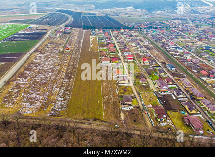 Luftaufnahme des Dorfes von der Drohne. Iasi, Rumänien Stockfoto