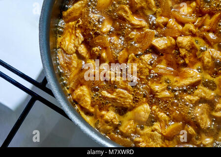 Türkei Eintopf in der Tomatensauce in einer Bratpfanne, beign auf dem Gasherd Angle Shot gekocht Stockfoto