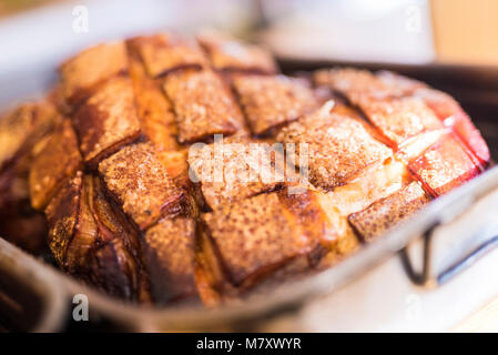 Jamón de cerdo Asado de Horno de de Aurosa gebratenes Schweinefleisch Schinken in einem Holzofen Stockfoto