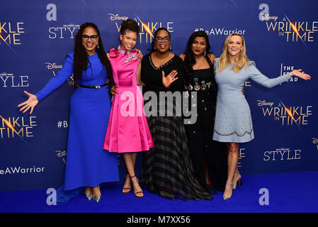 Von Links nach Rechts, Ava DuVernay, Sturm Reid, Oprah Winfrey, Mindy Kaling und Reese Witherspoon, die Falten in der Zeit der Europäischen Premiere auf der BFI IMAX in Waterloo, London statt. Stockfoto