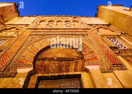 Cordoba, Andalusien, Spanien: Moschee - die Kathedrale von Cordoba in der Abenddämmerung. Puerta de San Ildefonso Gate im Westen Fassade entlang der Calle Balmes. Stockfoto