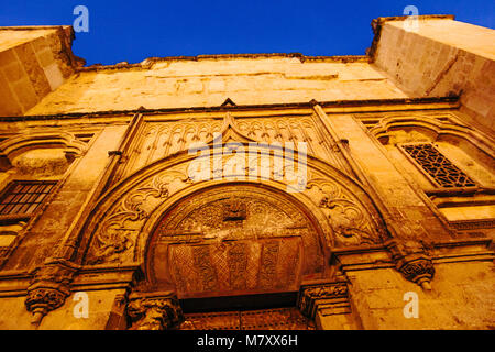 Cordoba, Andalusien, Spanien: Moschee - die Kathedrale von Cordoba in der Abenddämmerung. Postigo del Palacio Gate im Westen Fassade entlang der Calle Balmes. Stockfoto