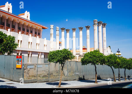 Cordoba, Andalusien, Spanien: Überreste der römischen Tempel in Capitulares Straße, im historischen Zentrum von Cordoba. Stockfoto