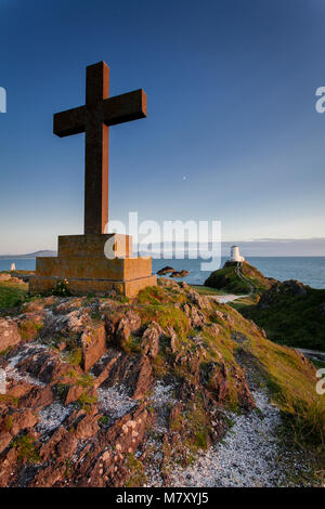 Kreuz und Turm auf llanddwyn Island, Anglesey, Nordwales Küste Stockfoto