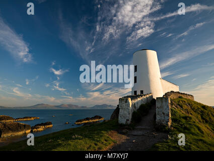 Wachturm auf llanddwyn Island, Anglesey, Nordwales Küste an einem sonnigen Tag Stockfoto