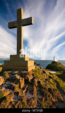 Wachtturm und auf llanddwyn Island, Anglesey, Nordwales Küste an einem sonnigen Tag Kreuz Stockfoto