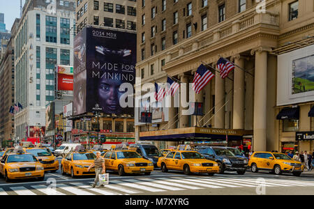 Mann auf einem fußgängerüberweg vor einer Position mehrere gelbe New York Taxis außerhalb des Pennsylvania Hotel an der Seventh Avenue, Manhattan, NY Stockfoto