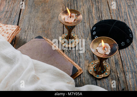 Sabbat Bild. mazze, Brot und Candela auf hölzernen Tisch Stockfoto