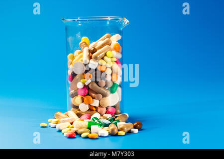 Tabletten und Kapseln in einem Glas Stockfoto