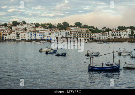 Boote in der Bucht von Cadaques, Spanien verankert Stockfoto