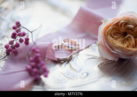 Trauringe. Hochzeit Symbole, Attribute. Urlaub feier Makro Blur Stockfoto