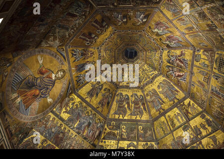Chöre der Engel und Jesus Christus dargestellt in der mittelalterlichen Mosaiken aus dem 13. Jahrhundert innerhalb der achteckigen Kuppel in der Battistero di San Giovanni (Florenz Baptisterium) in Florenz, Toskana, Italien. Stockfoto