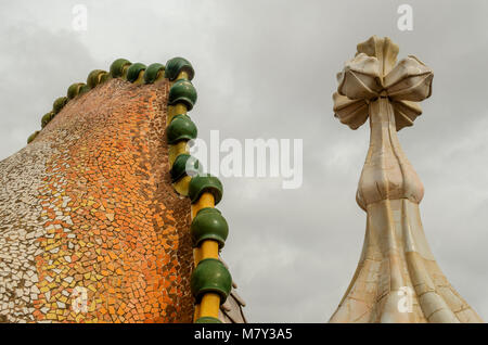 Architektonische Details der Farben auf dem Dach des Batllo Haus, Barcelona Stockfoto