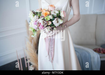Zarte wedding bouquet von Rosen in die Hände der Braut. Stockfoto